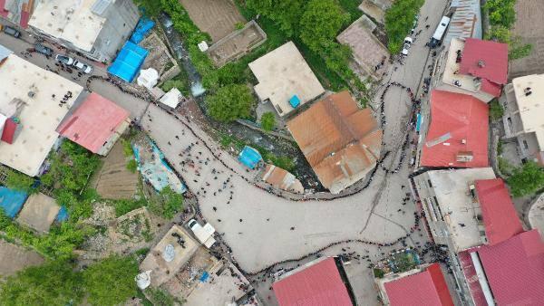 <p>2 g&uuml;n 2 gece s&uuml;ren d&uuml;ğ&uuml;ne siyasi parti ve sivil toplum kuruluşlarının temsilcileriyle civar il&ccedil;elerin belediye başkanları ve diğer b&ouml;lge aşiret liderleri de katıldı. Davetliler, T&uuml;rk&ccedil;e ve K&uuml;rt&ccedil;e şarkılarla halay&nbsp;&ccedil;ekti. Bine yakın davetlinin aynı anda &ccedil;ektiği halay da havadan g&ouml;r&uuml;nt&uuml;lendi.</p>
