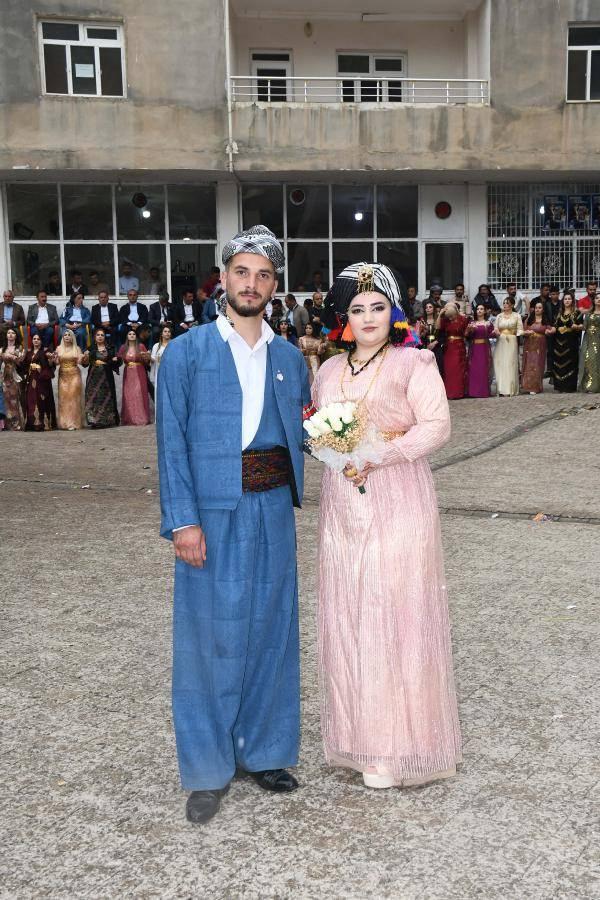 <p>&nbsp;Bunu da kaldırdık. Bu vesileyle şu an d&uuml;ğ&uuml;n masrafları 100 bini bulmayacak. Kızıma mutluluklar diliyorum. T&uuml;m gen&ccedil;lerimizin mutlu olmasını istiyorum" diye konuştu.</p>
