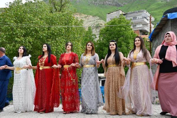 <p>'BOR&Ccedil;LAR ALTINDA MUTLULUĞUM, MUTSUZLUĞA D&Ouml;N&Uuml;ŞECEKTİ'<br />
<br />
Damat Erkan Aydemir, d&uuml;ğ&uuml;ne katılanlara teşekk&uuml;r ederek, "Belediye başkanının kızıyla evlenmenin &ccedil;ok zor olacağını d&uuml;ş&uuml;n&uuml;yordum. Kilolarca altın almam lazımdı. Evlenince bor&ccedil;lar altında mutluluğum, mutsuzluğa d&ouml;necekti.</p>
