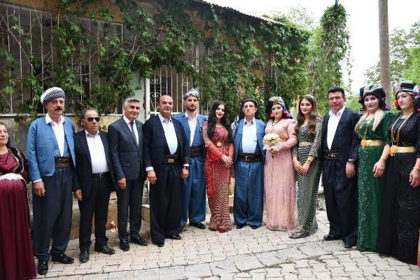 <p>&nbsp;Aşiretimizin aldığı bu karar, beni &ccedil;ok mutlu etti" dedi. Halime Yıldız da altın miktarının kendisi i&ccedil;in &ouml;nemli olmadığını ifade ederek, şunları s&ouml;yledi:<br />
<br />
"Benim i&ccedil;in &ouml;nemli olan mutluluğum. Bu kararın alınmasına &ccedil;ok mutlu oldum. Damat i&ccedil;in de &ccedil;ok d&uuml;ş&uuml;n&uuml;yordum. Babamın bu kararı alması beni mutlu etti."</p>
