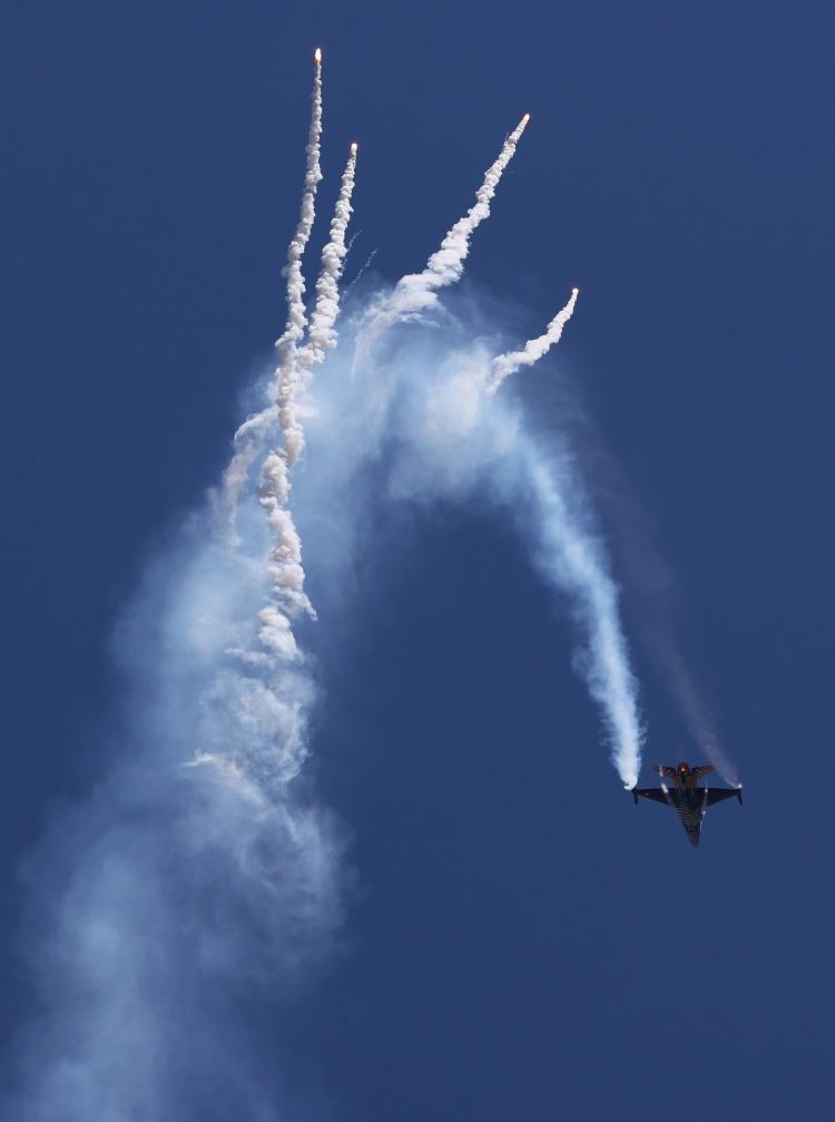 <p><strong>F-16'yı en düşük irtifada, en düşük hızda uçuran gösteri ekibi</strong></p>

<p>Pilot Binbaşı Emre Mert, SOLOTÜRK'ün bulunduğu Konya 3. Ana Jet Üs Komutanlığında açıklamalarda bulundu.</p>

