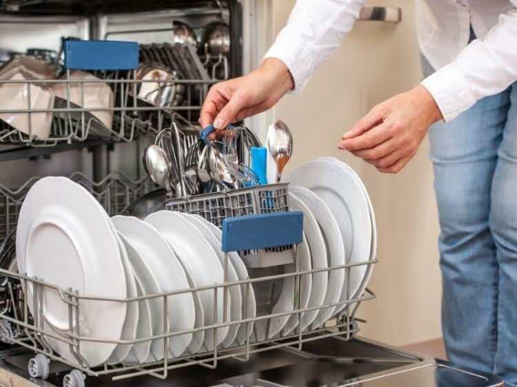 <p><span style="color:#800080"><strong>Mutfakta en çok kullanılan araç gereçlerden biri bulaşık makineleridir. Sürekli bulaşıkların yıkandığı makineler zamanla kireç tutar. Bulaşık makineleri doğru temizlenmezse de o kireç kalıcı hale gelir. </strong></span></p>
