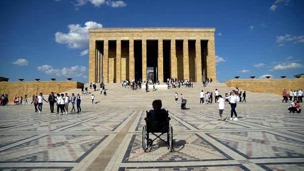 <p> İlk olarak AK Parti Genel Merkezi'nde Cumhurbaşkanı Recep Tayyip Erdoğan ile tanışan Yasemin, daha sonra Anıtkabir'i gezdi.</p>
