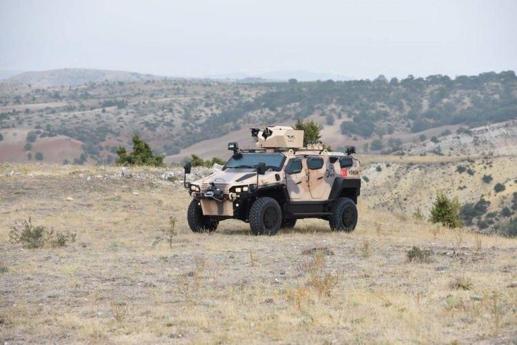 <p>Zorlu hava ve arazi şartlarında emniyetli malzeme ve mühimmat taşımak amacıyla Yörük 4X4’ün pikap versiyonu da geliştirildi. Yörük pikap, silah taşıyıcı olarak kullanıcısına ateş desteği vermek için de kullanılabiliyor.</p>