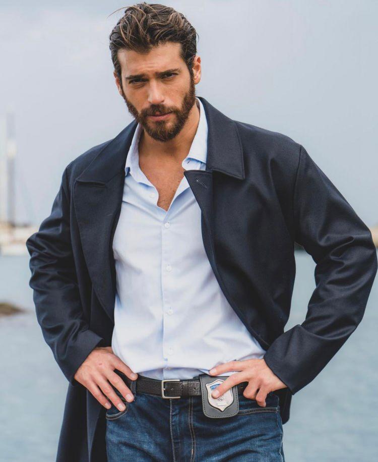 <p><span style="color:#000080"><strong>Saplantılı hayranları nedeniyle korkuya kapılan Can Yaman, "Roma'daki evimden başka bir yere taşınmak zorundayım" açıklaması yaptı.</strong></span></p>
<p> </p>