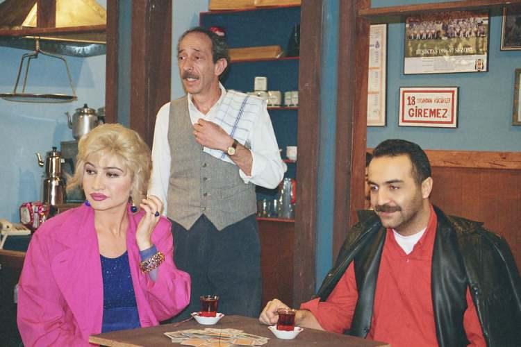 <p><span style="color:#4B0082"><strong>Bir Demet Tiyatro'da 'L&uuml;tfiye &Ccedil;ıtır', 'Feriştah', 'Orkide' ve 'Z&uuml;leyha' karakterleriyle hafızalara kazınan Akbağ, basın mensuplarından gelen soruları yanıtsız bırakmadı.&nbsp;</strong></span><a href="https://www.yasemin.com/"><span style="color:#FFFFFF"><strong>(Yasemin.com)</strong></span></a></p>
