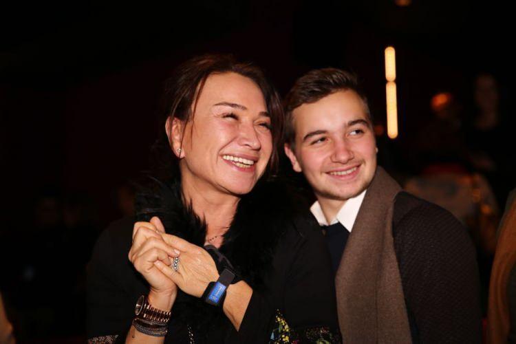 <p><span style="color:#4B0082"><strong>29-30 Mayıs tarihlerinde İzmir'de sevenlerinin karşısına &ccedil;ıkacak olan Akbağ, "Her oyunda ayrı bir heyecanla sahneye &ccedil;ıkıyorum. Bu yaz bol bol turne yapacağız" şeklinde konuştu.&nbsp;</strong></span><a href="https://www.yasemin.com/"><span style="color:#FFFFFF"><strong>(Yasemin.com)</strong></span></a></p>
