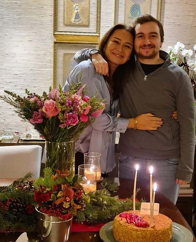 <p><span style="color:#4B0082"><strong>&Ouml;te yandan 'Aydınlık Evler' adlı oyun hakkında konuşan &uuml;nl&uuml; oyuncunun oğlu &Ccedil;ika, "Ben de oyunu &ccedil;ok keyifle izledim. Annemi sahneden g&ouml;rmekten &ccedil;ok mutluyum" s&ouml;zleriyle duygularını dile getirdi.&nbsp;</strong></span><a href="https://www.yasemin.com/"><span style="color:#FFFFFF"><strong>(Yasemin.com)</strong></span></a></p>
