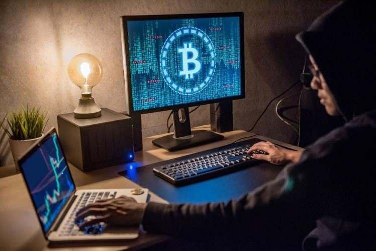 <p>Bitcoin 558,6 milyar dolarla en yüksek piyasa değerine sahip kripto varlık olurken, ikinci sırada 237,6 milyar dolarla Ethereum geliyor.</p>