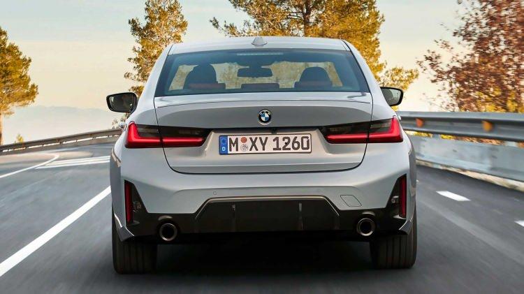 <p><strong>İŞTE YENİ BMW 3 SERİSİ'NİN ÖZELLİKLERİ...</strong></p>

<p>BMW 3 Serisi'ne yakından baktığımızda, ızgaranın biraz büyüdüğünü görüyoruz. Ayrıca, yeni LED far takımları da değişime katkı sağlıyor.</p>
