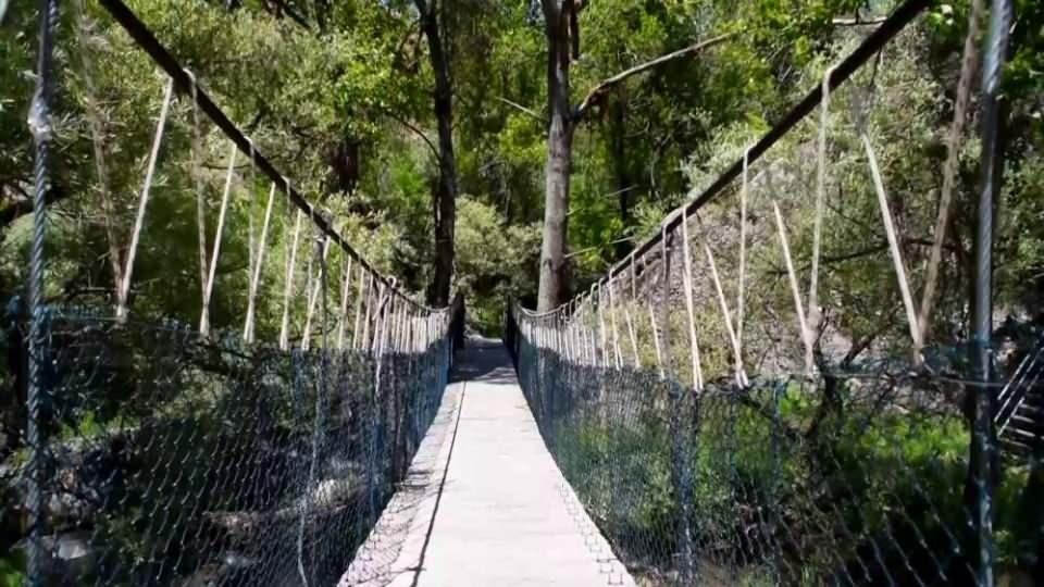 <p>Tarih ve kültür turizmi meraklılarının uğrak noktalarından birisi olan Çorum’un Boğazkale ilçesindeki, Hattuşa Milli Parkı sınırlarında yer alan Budaközü Vadisi yürüyüş parkuru ile özellikle doğaseverlerin yoğun ilgisini çekiyor. Vadinin sahip olduğu doğal güzellik insanları adeta büyülüyor.</p>
<p> </p>