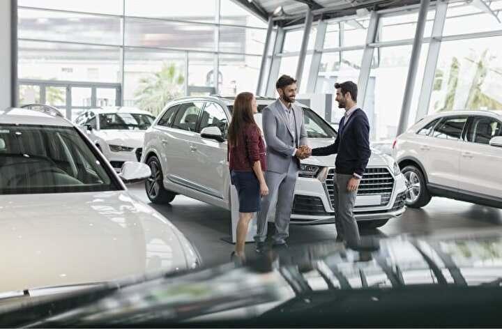 <p>Otomobile ekstra aksesuar taktırma mecburiyeti de getiriliyor. Büyük jant, deri döşeme, koltuk ısıtma gibi opsiyonel özellikle satılan araca ekleniyor. Böylece otomobil size çok daha pahalıya geliyor.</p>