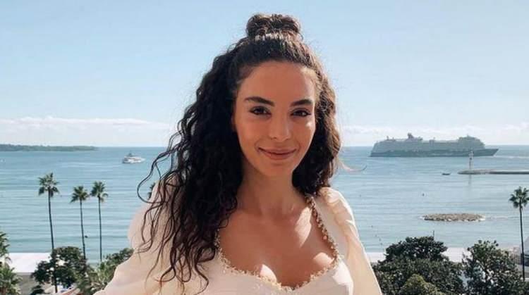 <p><strong>Hercai dizisinde büyük bir çıkış yakalayan güzel oyuncu Ebru Şahin bu aralara Destan'da canlandırdığı Akkız karakteriyle ekranda fırtınalar estirmeye devam ediyor. Yurt içinde olduğu kadar yurt dışında da geniş hayran kitlesine ulaşan Şahin'in annesi gündem oldu. İşte Cedi Osman ile evlilik yolunda emin adımlarla gelişen Şahin'in annesi...</strong></p>