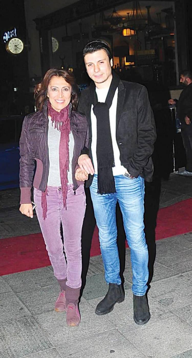 <p><span style="color:#000000"><strong>Asuman Dabak ve oğlu Tuğberk Dabak</strong></span></p>