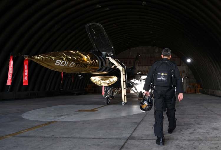 <p><strong>Uçuş sonrası bakım 2 saat sürüyor</strong></p>

<p>SOLOTÜRK'ün Bakım Subayı Üsteğmen İrfan Selvili ise F-16 uçağının bakım süreciyle ilgili bilgi verdi. Bakım ekibinin 9 kişiden oluştuğunu dile getiren Selvili, uçuş sonrası bakımların 2 saat sürdüğünü söyledi.</p>
