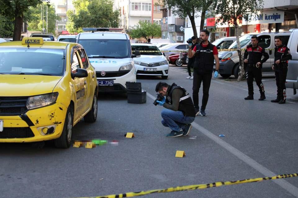 <p>Çevredekilerin durumu bildirmesi üzerine olay yerine çok sayıda polis ve sağlık ekibi sevk edildi. Polis, çevrede güvenlik önlemi alırken, ağır yaralanan Musa K. ise ambulansla Erciyes Üniversitesi Tıp Fakültesi'ne kaldırıldı. Şahıs hastanede yapılan tüm müdahalelere rağmen kurtarılamadı.</p>
