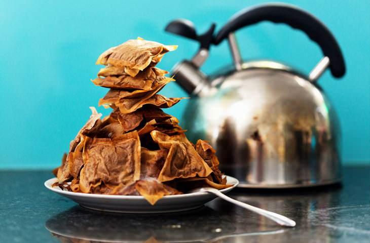 <p><span style="color:#000000"><strong>&Ccedil;ay poşetlerini soğuduktan sonra buzdolabına koyun ve en az 20 dakika kadar buzdolabında bekletin. İyiden iyiye soğuyan bu &ccedil;ay poşetlerini tırnak mantarının bulunduğu b&ouml;lgeye koyun. Bu işlemi g&uuml;nde 3 kez tekrar ettiğinizde bir s&uuml;re sonra mantarlı b&ouml;lgenin iyileşmeye başladığını g&ouml;receksiniz.</strong></span></p>
