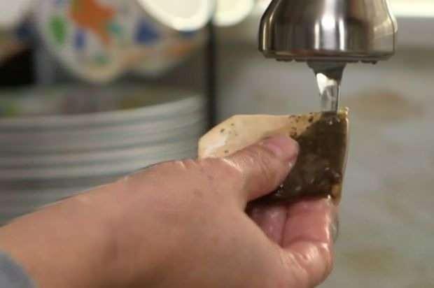 <p><span style="color:#000000"><strong>&Ccedil;ay posasını hazrılamak i&ccedil;in: poşetin i&ccedil;indeki bu artık kısmı zeytinyağı ve bal ilave ettikten sonra cildinize hafif ve dairesel hareketlerle uygulayın, hemen sonrasında durulayın.</strong></span></p>
