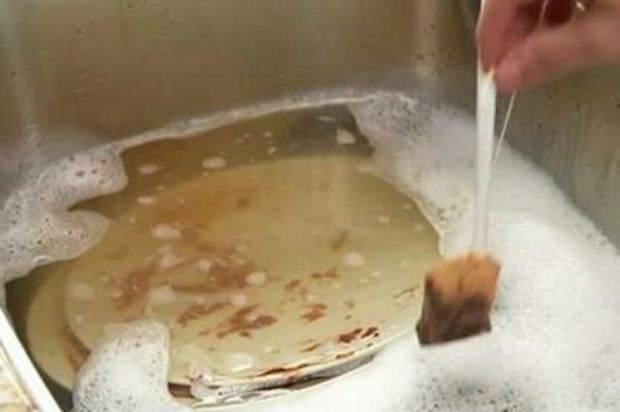 <p><span style="color:#000000"><strong>&Ccedil;ay, yağ &ccedil;&ouml;z&uuml;c&uuml; bir etki g&ouml;sterir, aynı zamanda kurumuş yemek artıklarının yumuşamasını sağlar.&nbsp;</strong></span></p>
