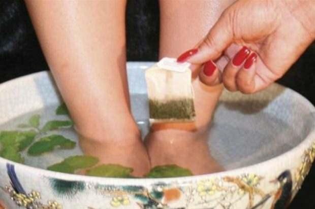 <p><span style="color:#B22222"><strong>EL AYAK KOKUSUNUNDAN KURTULUN!</strong></span></p>

<p><span style="color:#000000"><strong>Kullandığını &ccedil;ay poşetlerini daha sonra kullanmak i&ccedil;in biriktirin. B&ouml;ylece bir&ccedil;ok yerde pratik olarak kullanabilirsiniz. &Ouml;zellikle kadınların &ccedil;ok şikayet ettiği ayak kokusundan kurtulmak i&ccedil;in &ccedil;ay poşetlerini ayaklarınızı i&ccedil;inde bekletebileceğiniz boyutta bir leğene koyun. Ilık suyu boca edin. Yaklaşık 20 dakika kadar ayaklarınızı &ccedil;ay poşetleriyle dolu bu suda bekletin. Ayak kokusu belasından kısa s&uuml;rede kurtulun</strong></span></p>

<p>&nbsp;</p>
