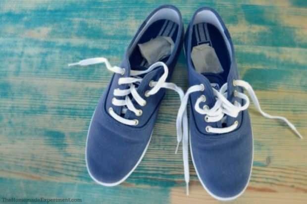 <p><span style="color:#B22222"><strong>KOKU YAPAN AYAKKABILARA SON!</strong></span></p>

<p><span style="color:#000000"><strong>Bunun i&ccedil;in&nbsp;iki poşet &ccedil;ayı g&uuml;zelce kurutun, ardından her birini bir ayakkabı tekinin i&ccedil;ine yerleştirin. B&uuml;t&uuml;n gece boyunca &ccedil;ay poşetlerini ayakkabıların i&ccedil;inde bırakarak ayakkabılarınız g&uuml;zel kokmasını sağlayabilirsiniz.&nbsp;</strong></span></p>
