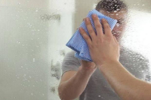 <p><span style="color:#B22222"><strong>AYNA TEMİZLİĞİNDE</strong></span></p>

<p><span style="color:#000000"><strong>S&uuml;rekli kullanılan banyolarda aynalar s&uuml;rekli kirlenir. Bu durumdan kurtulmak ve aynalarınız parlamasını istiyorsanız hafif nemli olan poşet &ccedil;aylarla silebilirsiniz. Sonrasında temiz bir cam bezi kullanarak kurulamayı unutmayın. B&ouml;ylelikle aynalarınız pırıl pırıl...</strong></span></p>
