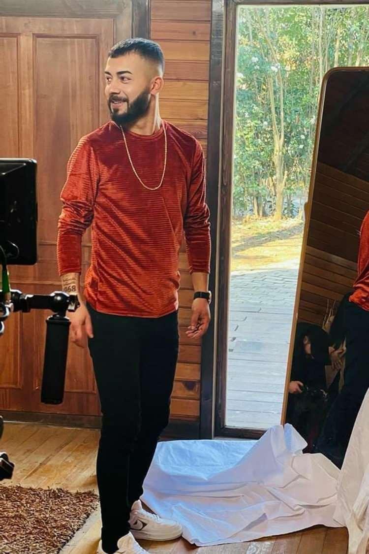 <p><span style="color:#800080"><strong>"Rüya Gibi" adlı tekli parçayla müzik dünyasına adım atan Kurtuluş Kuş'un babasının da ünlü bir sanatçı olduğunu duyan hayranları ise şoke oldu.</strong></span></p>