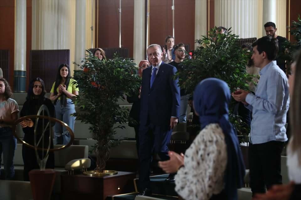 <p>Cumhurbaşkanı Recep Tayyip Erdoğan, Cumhurbaşkanlığı Millet Kütüphanesi’nde gençlerle buluşmasında gündeme ilişkin açıklamalarda bulundu.</p>

<p> </p>
