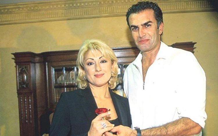 <p><span style="color:#FF0000"><strong>MUAZZEZ ERSOY'UN ESKİ EŞİ İSMET ÖZHAN KİMDİR?</strong></span></p>
<p><span style="color:#800080">Bir dönemin en iyi modelleri arasına adını yazdıran İsmet Özhan, Muazzez Ersoy'un 2001 yılında evli kaldığı ünlü bir oyuncudur.</span></p>
