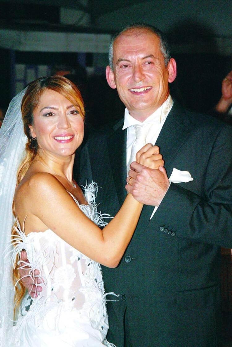 <p><span style="color:#000000"><strong>Dabak'ın nikah şahidi ise Türkiye'nin yıldız oyuncularından Türkan Şoray'dır.</strong></span></p>