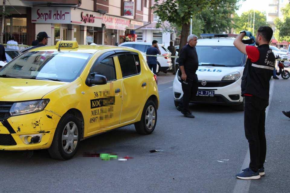<p>Kayseri'nin Melikgazi ilçesinde ticari taksi sahibinin oğlu, telefonda tartıştığı şoförünün önünü kesti. Tabancayla başından vurulan taksi şoförü, kaldırıldığı hastanede hayatını kaybetti.</p>
