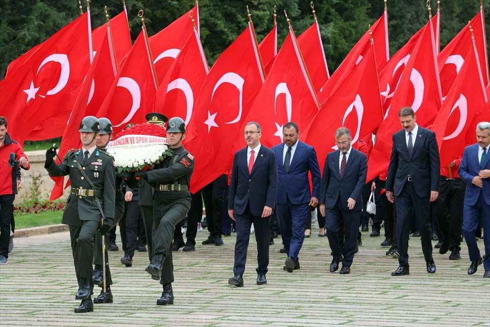 <p>Bakan Kasapoğlu başkanlığındaki heyet, Aslanlı Yol'dan yürüyerek Atatürk'ün mozolesine geldi. Kasapoğlu'nun, mozoleye çelenk bırakmasının ardından saygı duruşunda bulunuldu ardından İstiklal Marşı okundu.</p>

<p> </p>
