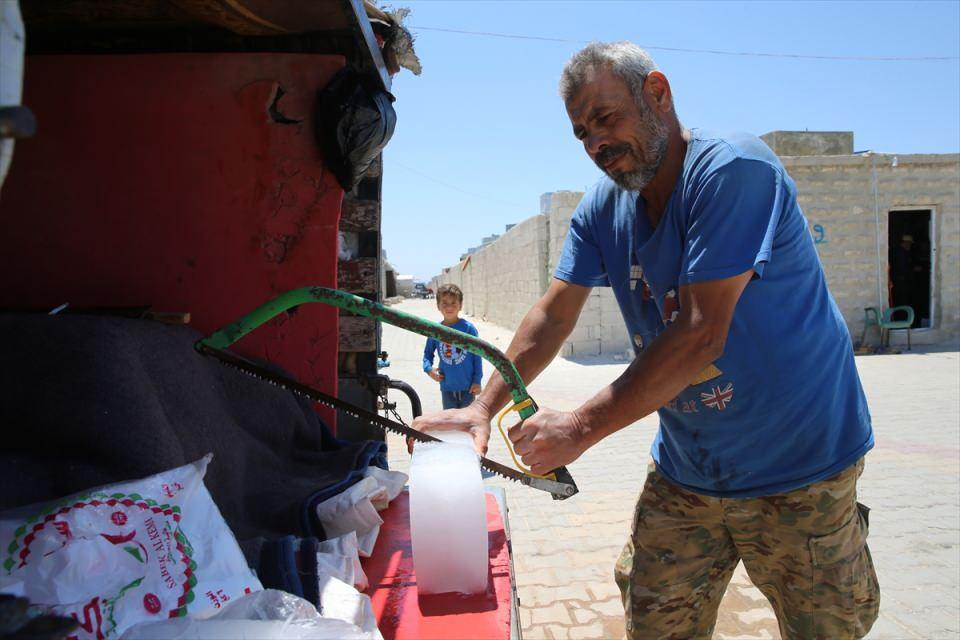 <p><em><strong>Avar, yaklaşık 2 aydır briket evde yaşadıklarını belirterek, şunları kaydetti:</strong></em></p>
<p>"4 yıl önce oğlum uçaktan atılan bombayla hayatını kaybetti. Şu an bize bakan kimse yok. Savaşın başından bu yana 10 yıldır sürekli yer değiştirdik. </p>