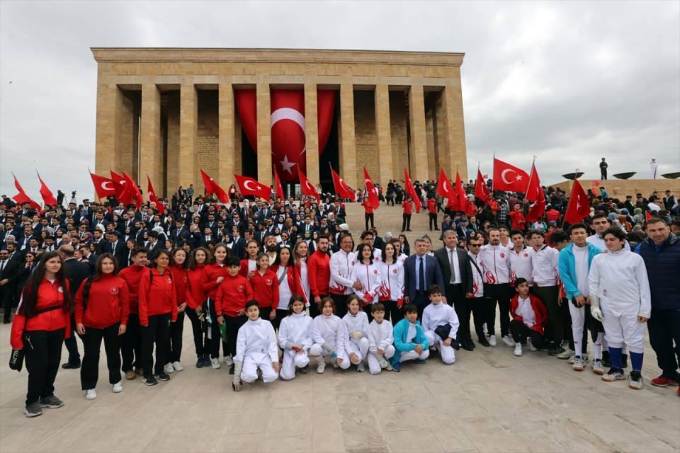 <p>Bakan Kasapoğlu, buradaki törenin ardından Misak-ı Milli Kulesi'ndeki Anıtkabir Özel Defteri'ni imzaladı.</p>

<p> </p>
