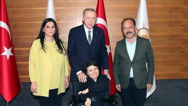<p>Muğla'da yaşayan bedensel engelli Yasemin Ersoy'un (36) Cumhurbşakanı Recep Tayyip Erdoğan ile tanışma ve Anıtkabir'i ziyaret etme hayali gerçek oldu.</p>
