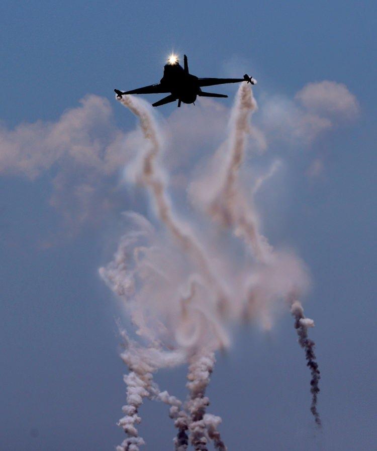<p>Dünyada bu hareketi, F-16 ile en düşük irtifada, en düşük hızda yapan ilk gösteri ekibiyiz. F-16'yı en düşük irtifada, en düşük hızda uçuran gösteri ekibiyiz. Düşük irtifada düşük sürat en tehlikeli bölgedir. </p>