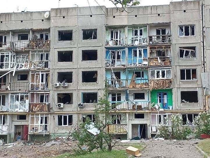 <p>Severodonetsk kentinde bombardıman sonucu 4 kişinin öldüğünü ve 3 kişinin yaralandığını ifade eden Haidai, Lısıçansk kentinde ise ağır bombardıman sonucu son çalışan trafo merkezinin imha edildiğini ve bölgede elektriğin bulunmadığını belirtti. <br />
</p>