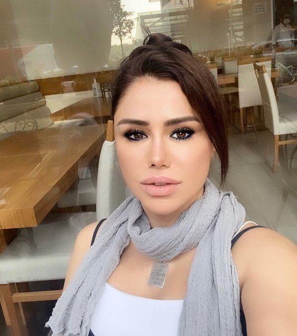 <p><span style="color:#000000"><strong>Marilyn Monroe'ya b&uuml;r&uuml;nd&uuml;ğ&uuml; klibinin şarkısı hakkında konuşan şarkıcı, <em>"Her şey iyi gidiyor, farklı bir imaj yaptım. İnsanlar alıştı benden farklı imaj g&ouml;rmeye, g&ouml;rmediklerinde, 'Basit klip olmuş' diyorlar. Bu sefer de Marilyn Monroe'ya benzettiler"</em> ifadelerini kullandı.</strong></span></p>
