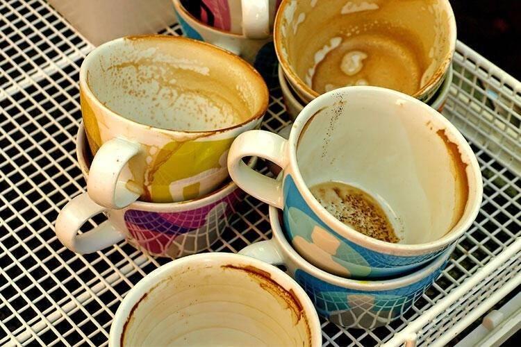 <p><span style="color:#B22222"><strong>KAHVE VE ÇAY LEKELERİ</strong></span></p>
<p><span style="color:#000000"><strong>En inatçı lekerden biri de çok hızlı bir şekilde kupa bardaklarında biriken lekelerdir. Bu lekerden kurtulmak için öncelikle nemli bir beze biraz tuz koyun ve lekeleri ovalayın. Böylelikle kupalarınız pırıl pırıl olacak.</strong></span></p>
<p><span style="color:#000000"><strong>İŞTE BU KADAR...</strong></span></p>