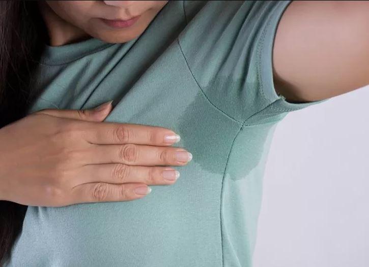 <p><span style="color:#000000"><strong>İnatçı lekelere dönen ve zamanla sararan ter lekelerinden kurtulmak için bu formülü uygulayabilirsiniz. </strong></span></p>
