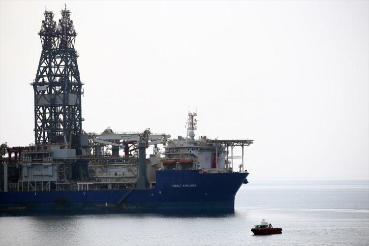 <p><strong>DÜNYADAKİ 5 GEMİDEN BİRİ</strong></p>
<p>Dünyada bu sınıfta toplam beş gemi bulunurken, son hamlesiyle Türkiye de bu gemilerden birine sahip oluyor. Uzunluğu 238, genişliği 42, kule yüksekliği 104 metre, ağırlığı da 68 bin groston olan yeni sondaj gemisi, özellikleriyle de dikkat çekiyor. </p>