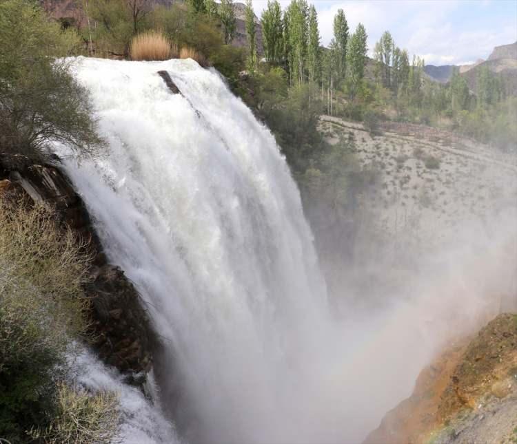 <p>Erzurum'un Doğu Anadolu ve Doğu Karadeniz sınırındaki Uzundere ilçesinde bulunan ve Karadeniz'e giden turistlerin rotasında olan doğa harikası şelale, şu sıralar özellikle tur otobüsleriyle Türkiye'nin çeşitli kentlerinden gelen turistleri misafir ediyor.</p>
<p> </p>