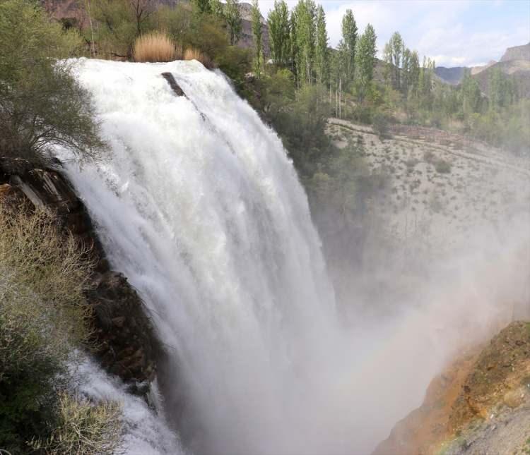 <p>Erzurum'un Doğu Anadolu ve Doğu Karadeniz sınırındaki Uzundere ilçesinde bulunan ve Karadeniz'e giden turistlerin rotasında olan doğa harikası şelale, şu sıralar özellikle tur otobüsleriyle Türkiye'nin çeşitli kentlerinden gelen turistleri misafir ediyor.</p>

<p> </p>
