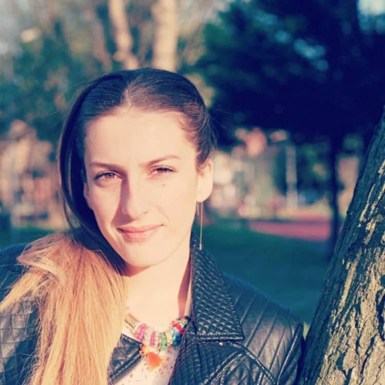 <p><span style="color:#000000"><strong>ÖZLEM SARIKAYA KİMDİR? </strong></span><a href="https://www.yasemin.com/"><span style="color:#F0F8FF"><strong>(Yasemin.com)</strong></span></a></p>
