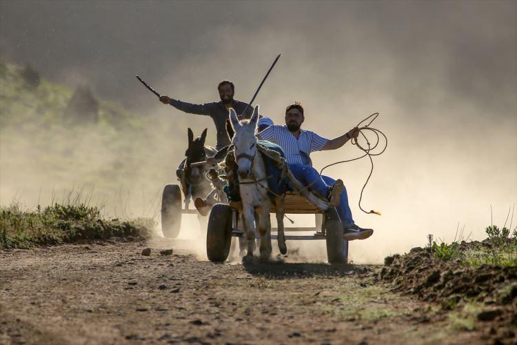 <p>İkiyek, "Fotoğraf maratonuna katılmanın yanında kenti doya doya geziyoruz. Hem doğasına hem insanlarına bayıldım. &Ccedil;ok g&uuml;zel ve tekrar tekrar gelmeyi &ccedil;ok istiyorum." diye konuştu.</p>
