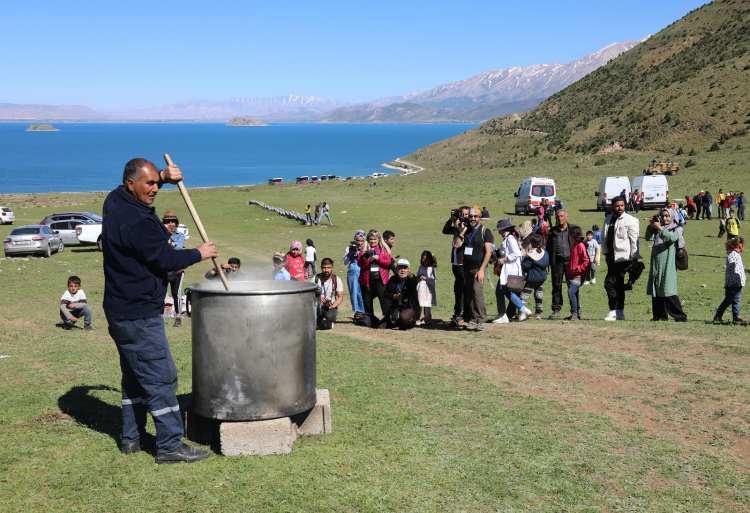 <p>Fotoğraf sanat&ccedil;ıları ise b&ouml;lgenin g&ouml;r&uuml;lmeye değer g&uuml;zelliklere sahip olduğunu ifade ederek herkesi davet etti.</p>
