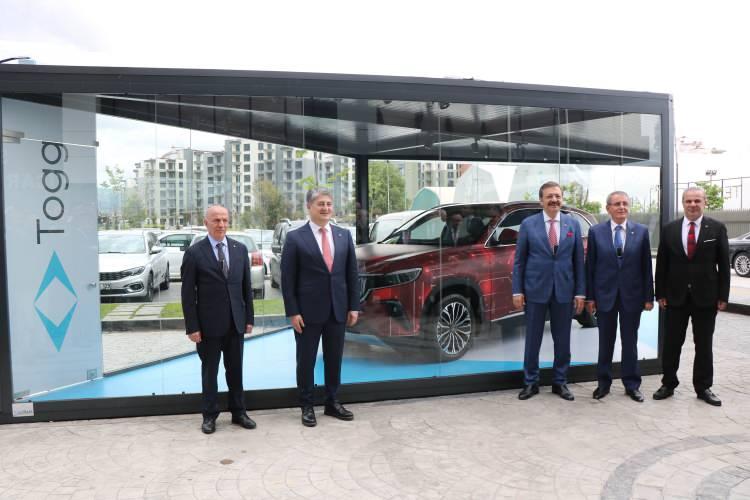 <p>Burada düzenlenen konferansa katılan TOGG CEO'su Mehmet Gürcan Karakaş, anlamlı günde Samsun'da gençlerle buluşmanın mutluluğunu yaşadığını belirterek,<strong> "Otomobilimiz banttan indiği zaman ilk sahibi belli. Hatırlarsanız 2019 yılındaki lansmanımızda Cumhurbaşkanı'mıza rezerve etmiştik. Artık zaman yaklaştı. 2023 yılının Mart ayından itibaren artık caddelerde de görmeye başlayacağız.</strong></p>

<p> </p>
