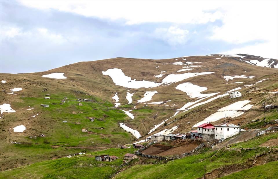 <p>Bölgede alternatif turizmde ilk akla gelen yerlerden Limni Gölü, yerli ve yabancı turistlere doğayla iç içe vakit geçirme, konaklama ve yöresel lezzetleri tatma imkanı sunuyor.</p>

<p> </p>
