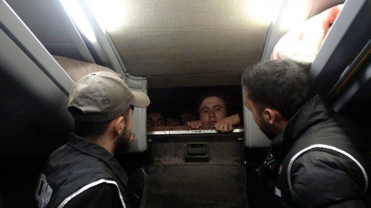 <p>VAN'ın Erciş ilçesinde, polisin yol kontrolleri sırasında şüphe üzerine durdurduğu 2 otobüsün arka koltuğunda yapılan ve her biri 6,5 metrekare olan gizli bölümlerde saklanan Afganistan uyruklu 47 kaçak göçmen yakalandı. </p>