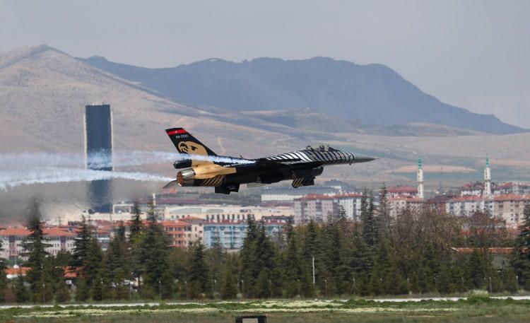 <p>Türk Hava Kuvvetlerinin gösteri timi SOLOTÜRK, çok sayıda farklı manevrayı 11 yıldır başarıyla icra ediyor.</p>
